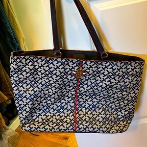 Tommy Hilfiger shoulder bag.  Almost brand new.   Beautiful condition